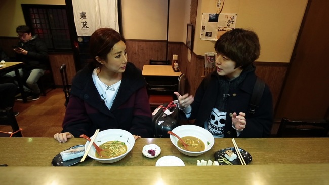 Comedian Ahn Young-mi (right) and North Korean defector Lee Eun-hye eat Japanese ramen in Shirahama, Japan, during the first episode of the travel variety show “Hiking Together.” (Beyond Donga)