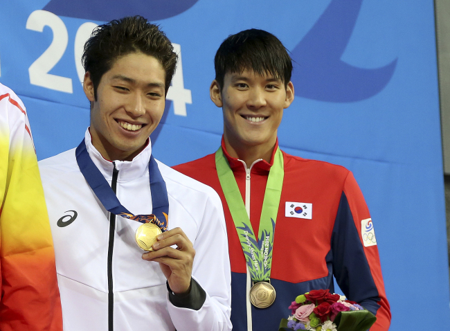 File photo shows Park Tae-hwan posing after winning the bronze medal in men`s 200 freestyle race on Sept. 21 at the Incheon Asian Games. (Yonhap)