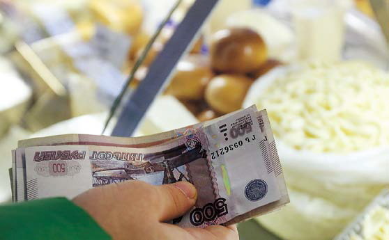 A customer counts out ruble banknotes at a food market in Moscow.(Bloomberg)