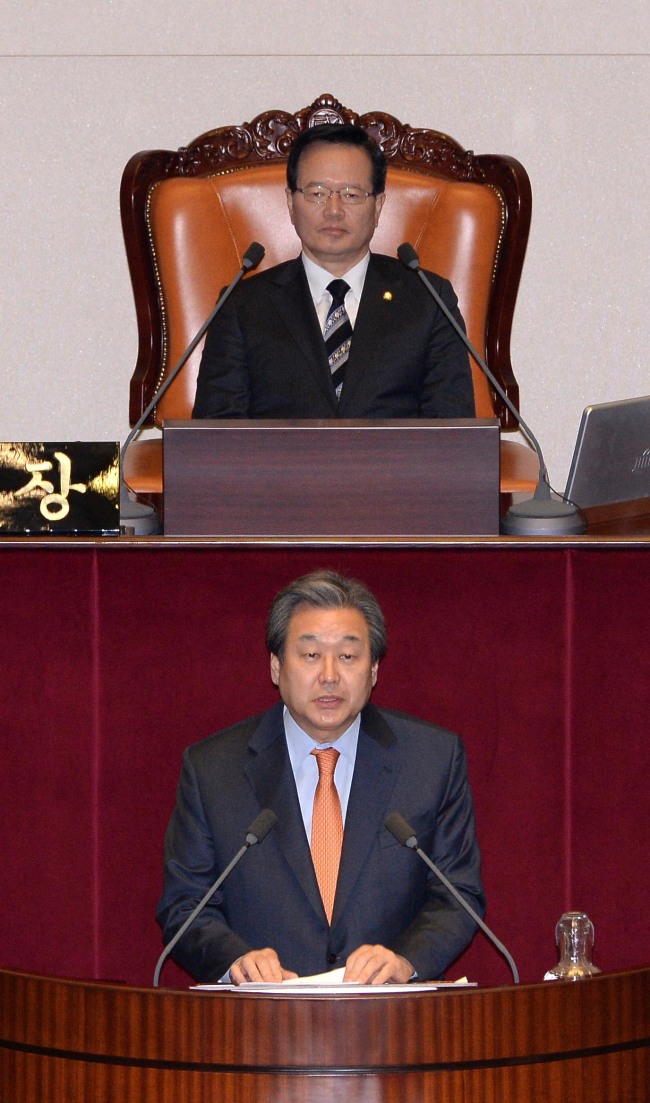 Ruling Saenuri Party leader Kim Moo-sung speaks during the plenary session at the National Assembly on Tuesday while Speaker Chung Ui-hwa looks on. (Lee Gil-dong/The Korea Herald)