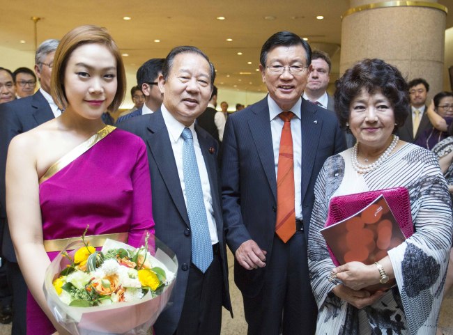 Kumho Asiana Group chairman Park Sam-koo (second from right) poses for photographs with Toshihiro Nikai (second from left), a senior member of Japan’s ruling Liberal Democratic Party and Korean pianist Son Yeol-eum (left) after an NHK Symphony Orchestra concert at Seoul Arts Center, southern Seoul, last year. Asiana AirlinesKumho Asiana Group chairman Park Sam-koo (second from right) poses for photographs with Toshihiro Nikai (second from left), a senior member of Japan’s ruling Liberal Democratic Party and Korean pianist Son Yeol-eum (left) after an NHK Symphony Orchestra concert at Seoul Arts Center, southern Seoul, last year. (Asiana Airlines)