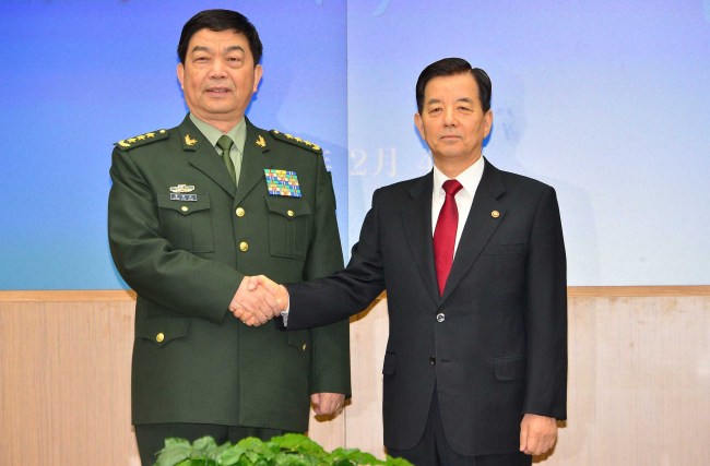 Chinese Gen. Chang Wanquan(left) and Korean defense chief Han Min-koo(right).