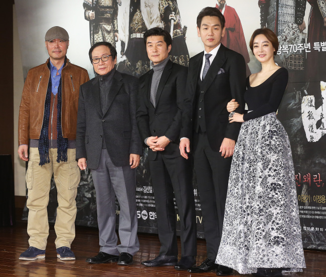 (From left) Lee Jae-yong, Im dong-jin, Kim Sang-joong, Kim Tae-woo and Kim Hye-eun, the cast of the upcoming KBS period drama “Jingbirok,” pose at a news conference in Seoul on Thursday. (Yonhap)