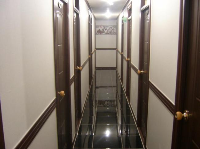 The hallway of a typical gosiwon (jointroom.com)