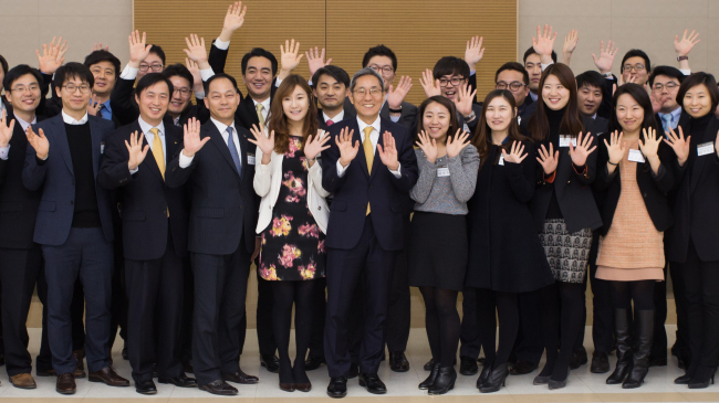 KB Financial Group employees pose together with chairman Yoon Jong-kyoo (center). (KB Financial)