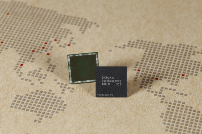 The 8Gb LPDDR4 mobile DRAM chips developed by SK hynix. (SK hynix)