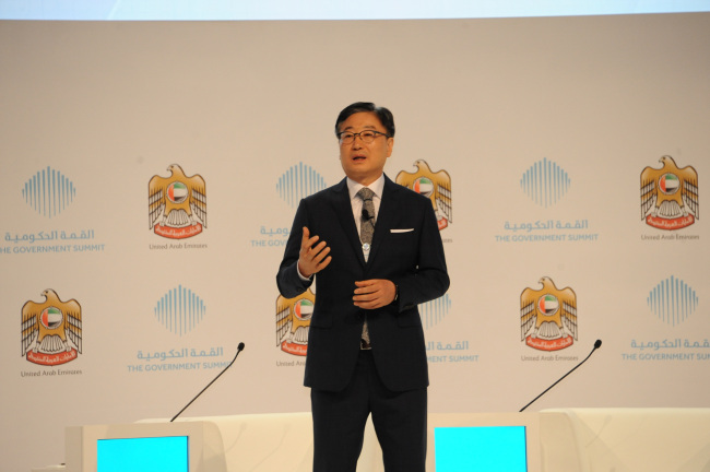 Samsung Electronics co-CEO Yoon Boo-keun speaks at a Dubai forum on Monday. (Samsung Electronics)