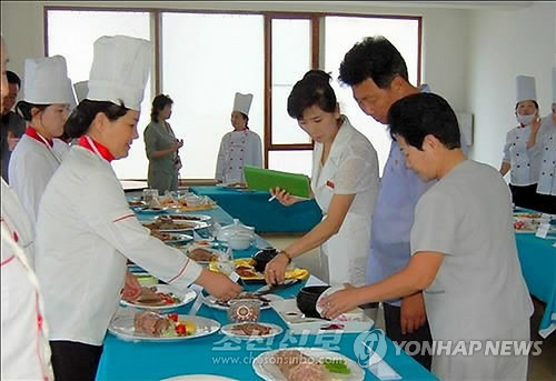 북한 평양에서 작년 7월 복날을 맞아 열린 단고기(개고기) 요리 품평회. 조선신보 사진. 