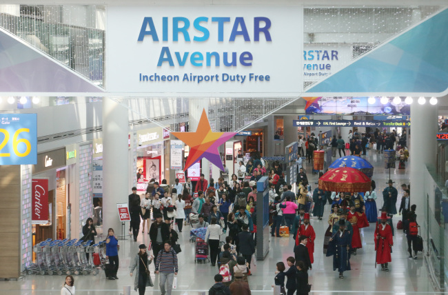 The duty-free zone inside Incheon International Airport. (Yonhap)