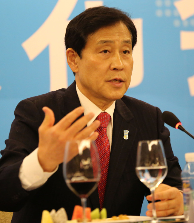 Hana Financial Group chairman Kim Jung-tae speaks at a news conference this week. (Yonhap)