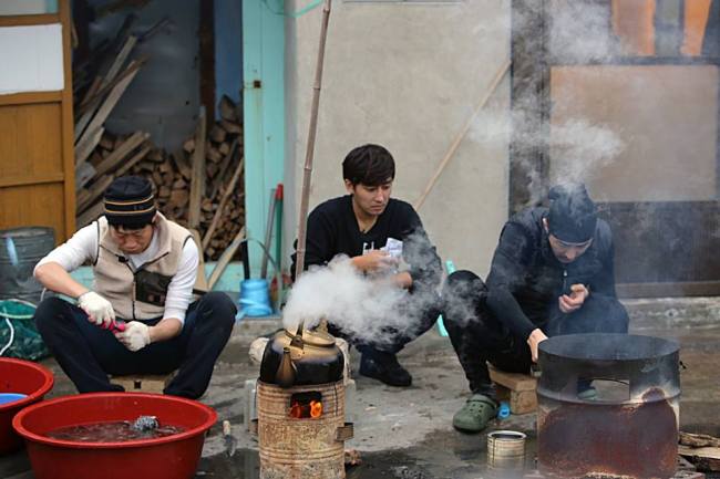 A scene from the variety show “Three Meals a Day — Fishing Village” (tvN)