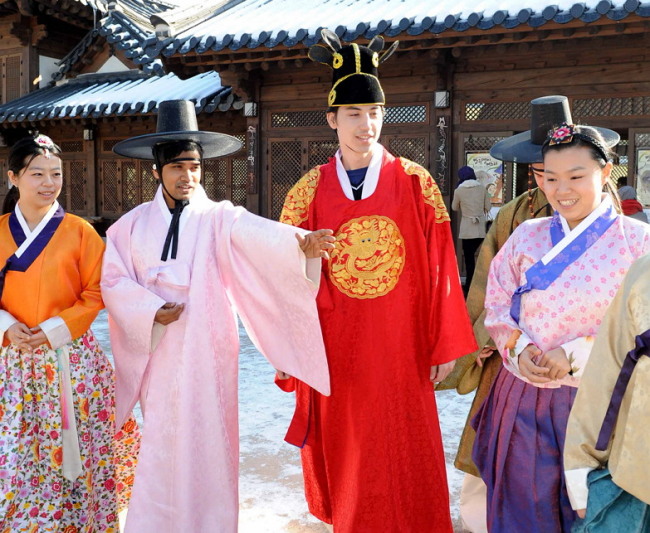 Koreans and foreigners exchange Lunar New Year greetings. (The Korea Herald)