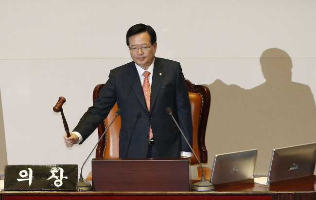 National Assembly Speaker Rep. Chung Ui-hwa opens the plenary session in which Rep. Lee Wan-koo of the ruling Saenuri Party was approved as the new prime minister on Monday. (Yonhap)