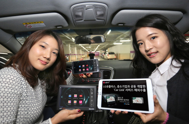 LG Uplus officials pose with the smartphone mirroring solution for automobiles, Car Link, in Seoul on Monday. (LG Uplus)