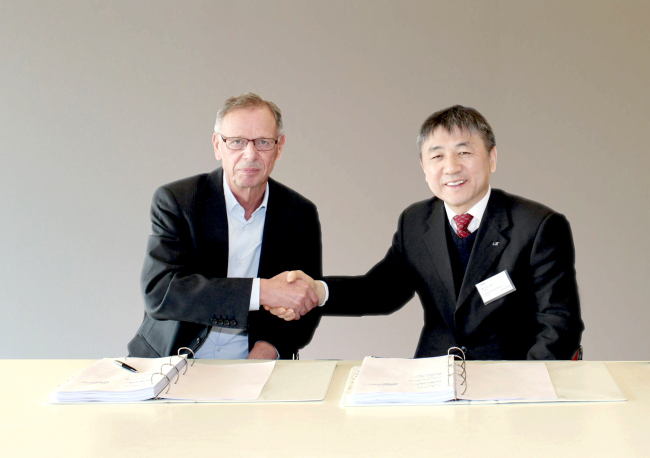 LS Cable & System executive vice president Lee Heon-sang (right) poses with Torben Glar Nielsen, CTO of Energinet Fredericia, after signing a 25 billion won ($22.5 million) cable contract in Copenhagen on Monday. (LSCS)