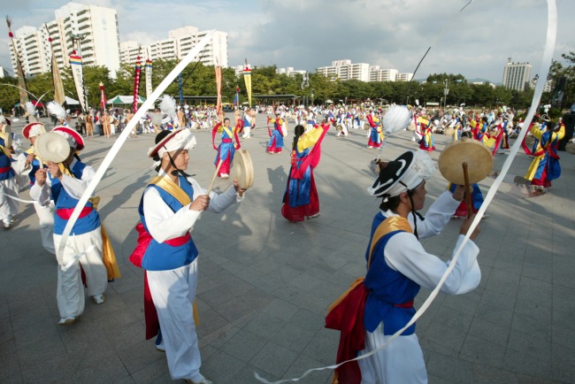 A nongak performance. (Cultural Heritage Administration)
