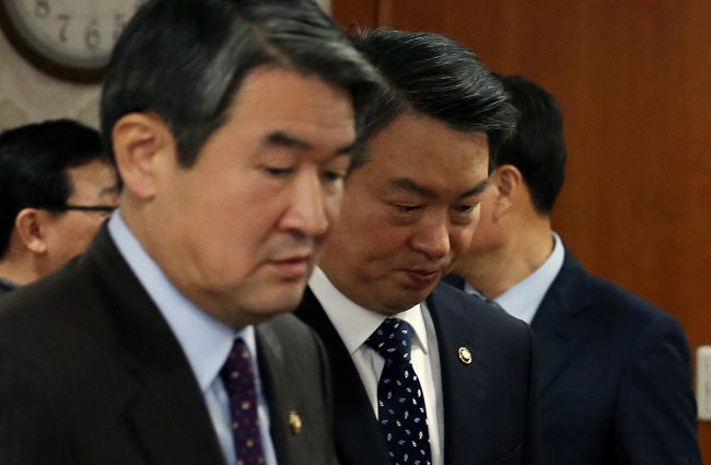 First Vice Minister of Foreign Affairs Cho Tae-yong (left) and Seoul Metropolitan Police Agency chief Kang Sin-myeong enter an emergency meeting to discuss measures following the knife attack on U.S. Ambassador Mark Lippert. (Yonhap)