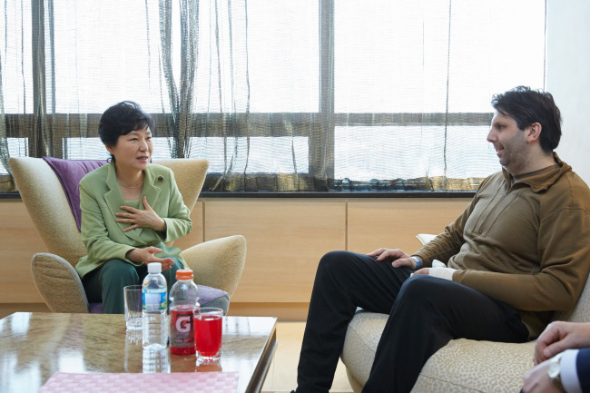 President Park Geun-hye visits U.S. Ambassador to South Korea Mark Lippert in hospital in Seoul upon arrival from her four-nation trip to the Middle East on Monday. (Yonhap)