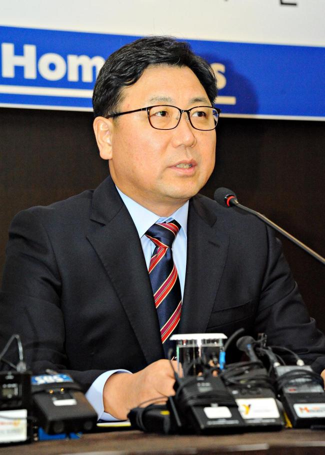 Homeplus CEO Do Sung-hwan speaks at a press conference in Seoul Tuesday. (Homeplus)