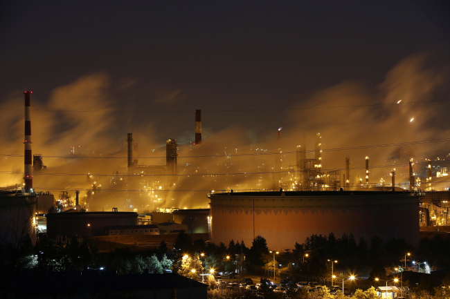 S-Oil’s refinery facilities operate at dawn in Ulsan. (Bloomberg)