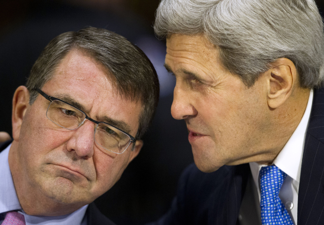 U.S. Secretary of State John Kerry (right) and Secretary of Defense Ashton Carter converse before a meeting of the Senate Foreign Relations Committee in Washington on Wednesday. (AP-Yonhap)