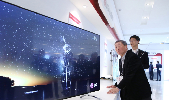 LG Group chairman Koo Bon-moo inspects LG Electronics’ Art Slim LCD TV at the group’s Seocho R&D Campus in Yangjae-dong, southern Seoul, Thursday. (LG Group)