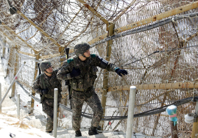 South Korean soldiers patrol the inter-Korean border. (Yonhap)