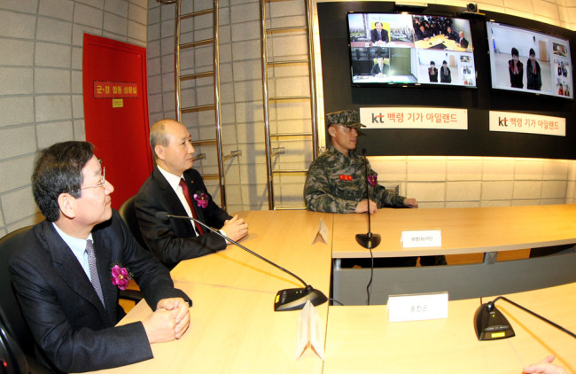 Incheon Mayor Yoo Jeong-bok (left), KT’s network division chief Oh Sung-mok (center), and Marine Corps Brigade Gen. Cho Kang-rae have a video conference in a shelter on Baengnyeongdo Island on Tuesday. (KT)