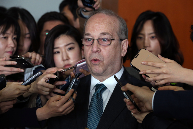 U.S. Assistant Secretary of State for East Asian and Pacific Affairs Daniel Russel speaks to reporters after talks with Deputy Foreign Minister Lee Kyung-soo in Seoul on Tuesday. (Yonhap)