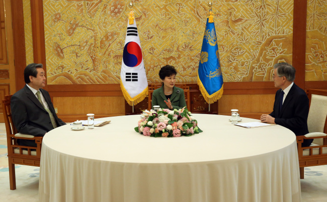 President Park Geun-hye talks with New Politics Alliance for Democracy chairman Moon Jae-in (right) and Saenuri Party leader Kim Moo-sung at Cheong Wa Dae on Tuesday. (Yonhap)