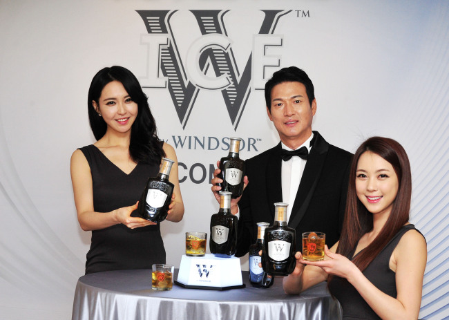 Cho Kil-soo (center), CEO of global whiskey-maker Diageo Korea, promotes “W Ice by Windsor,” the company’s new low alcohol-content whiskey brand, at a launch in Seoul on Wednesday. (Diageo Korea)