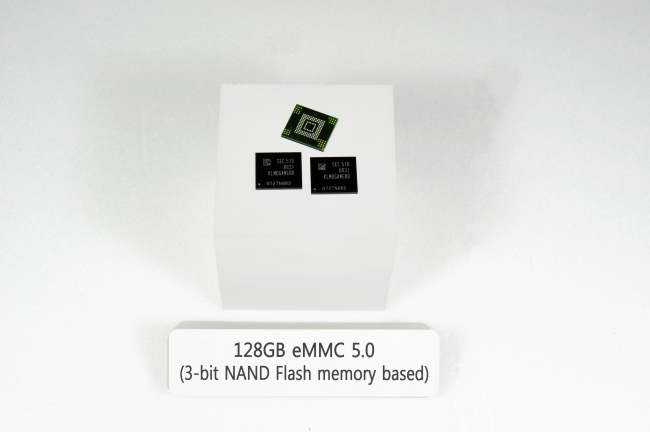 Samsung Electronics’ new 128GB 3-bit NAND flash memory (Samsung Electronics)