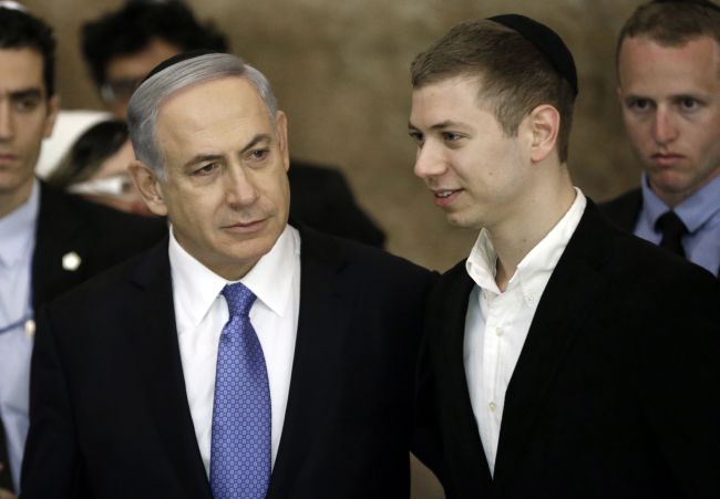Israeli Prime Minister Benjamin Netanyahu (left) and his son Yair visit the Wailing Wall in Jerusalem following his party Likud’s victory in Israel’s general election on Wednesday. (AFP-Yonhap)