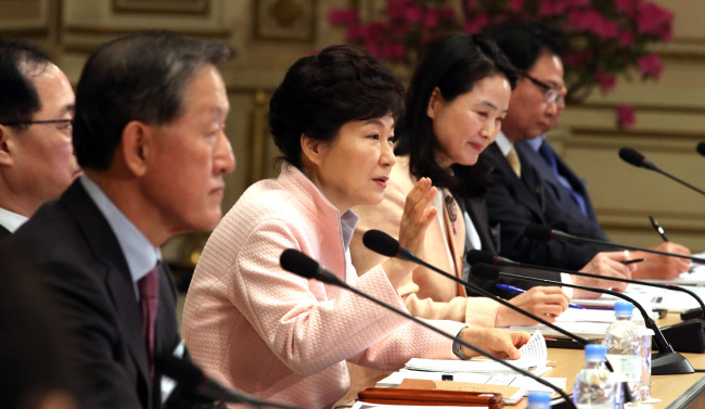 President Park Geun-hye speaks at a meeting to promote trade and investment at Cheong Wa Dae on Thursday. (Yonhap)