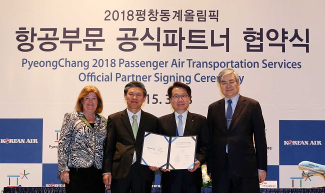 Cho Yang-ho (right), head of the PyeongChang Organizing Committee for the 2018 Olympic & Paralympic Winter Games, poses with representatives from POCOG, the International Olympic Committee and Korean Air at a partnership signing ceremony at Lakai Sandpine Resort in Gangneung, Gangwon Province, Wednesday. (Yonhap)