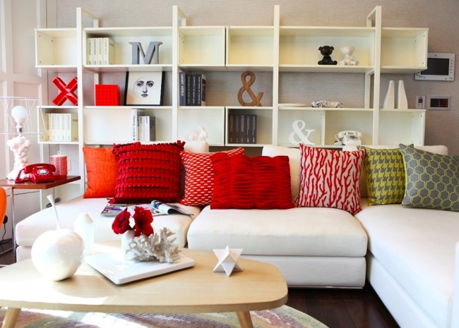 Placing a bookshelf behind a couch is one easy way to liven up the living room, according to Kwon Soon-bok. (www.imagenta.co.kr)