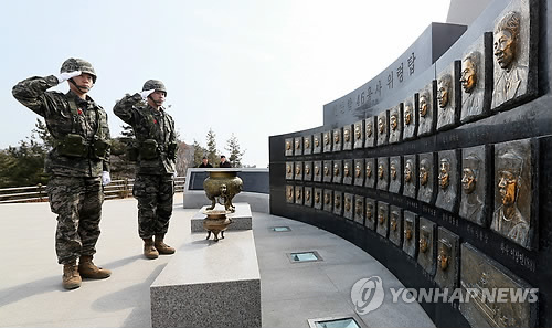 천안함 폭침 5주기를 나흘 앞둔 22일 서해 최북단 백령도는 그날의 충격을 잊은 듯 평온한 모습이다. 그러나 백령도 주민들은 여전히 북한의 도발에 불안감을 감추지 못하고 있다. 해병 6여단 장병은 평시에도 전시상황과 다름없는 경계태세를 유지하고 있다. 사진은 지난 16일 천안함 46용사 위령탑 앞에서 경례하는 해병들 모습. (연합)