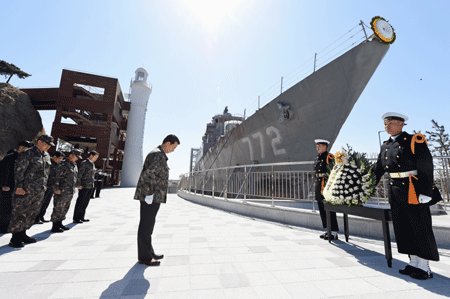 한민구 국방부 장관이 천안함 피격사건 5주년을 앞둔 23일 천안함 희생장병을 추모하고 있다. (연합)