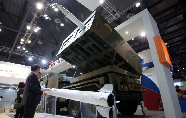 The Chunmoo multiple launch rocket system is displayed at a defense exhibition at KINTEX in Goyang, Gyeonggi Province, last May. (Yonhap)