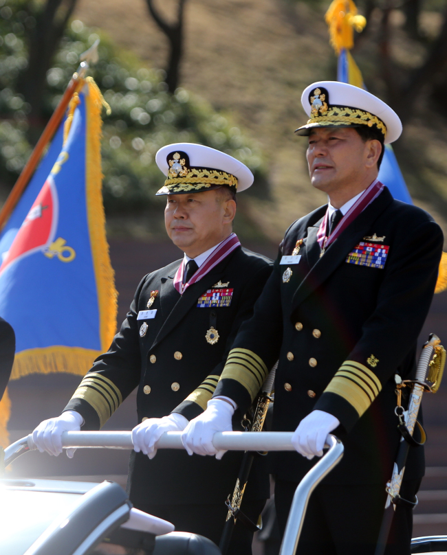 Former Chief of Naval Operations Hwang Ki-chul (right) attends a farewell ceremony on Feb. 27 after resigning over the charges of peddling influence regarding a supply deal for the salvage ship Tongyeong. (Yonhap)