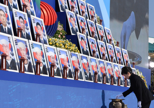 President Park Geun-hye pays tribute at a ceremony to mark the fifth anniversary of Pyongyang’s torpedo attack on the corvette Cheonan at the national cemetery in Daejeon on Thursday. (The Korea Herald)