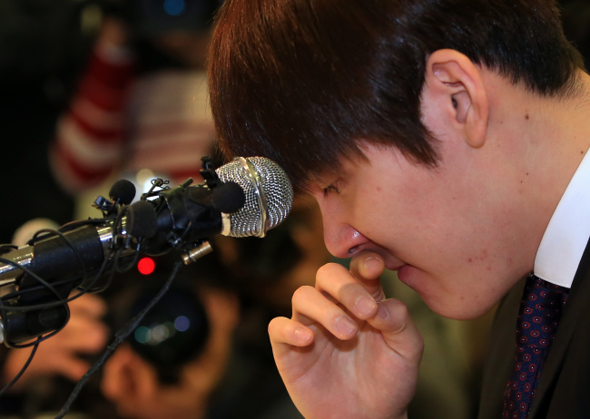 Suspended Olympic swimming champion Park Tae-hwan holds a press conference to apologize for his doping violation in Seoul on Friday. The Korean received an 18-month suspension and his eligibility for the next Olympics is in jeopardy. (Yonhap)