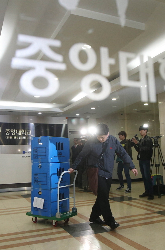 The Seoul Central District Prosecutors’ Office raids Chung-Ang University to search for evidence against the university’s former dean Park Bum-hoon on Monday. (Yonhap)