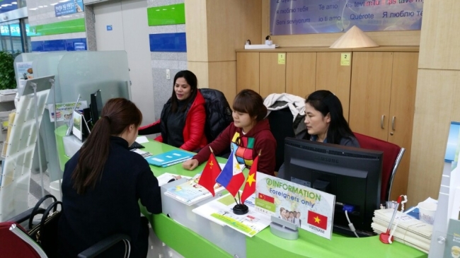 Three women from multicultural backgrounds help a foreign resident at Seongdong-gu Office in eastern Seoul. (Seongdong-gu Office)