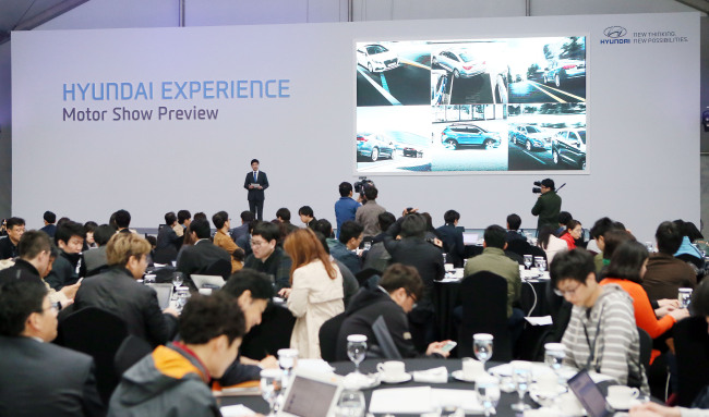 A Hyundai Motor executive presents the company’s blueprint to produce fully-automated cars by 2030 in a news conference at its R&D center in Namyangju, Gyeonggi Province, Tuesday. YonhapA Hyundai Motor executive presents the company’s blueprint to produce fully-automated cars by 2030 in a news conference at its R&D center in Namyangju, Gyeonggi Province, Tuesday. (Yonhap)