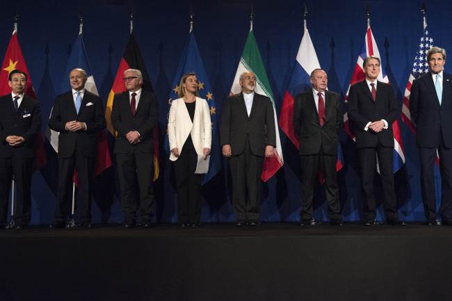 U.S. Secretary of State John Kerry (right) and other representatives pose for a photograph after reaching a Joint Comprehensive Plan of Action in Lausanne, Switzerland on Thursday local time. (Yonhap)