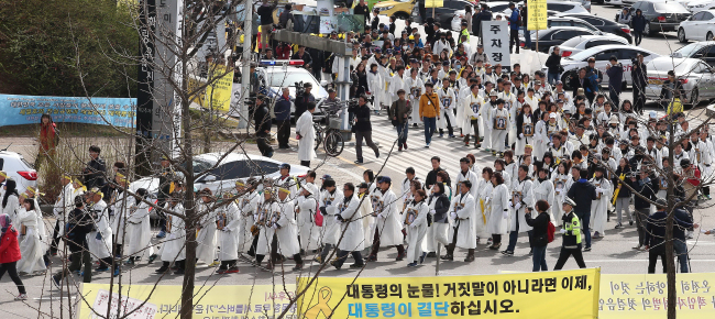 Families of those who died in the Sewol ferry accident start a march from Ansan, Gyeonggi Province on Saturday. Yonhap