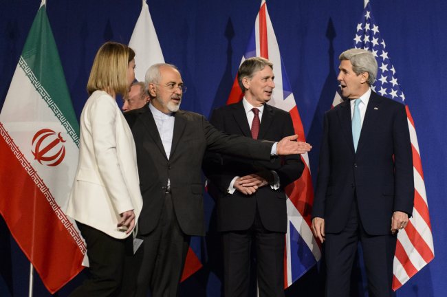 (Left to right) EU High Representative for Foreign Affairs and Security Policy Federica Mogherini, Iranian Foreign Minister Mohammad Javad Zarif, British Foreign Secretary Philip Hammond, U.S. Secretary of State John Kerry, react during a press event after the end of a new round of Nuclear Iran Talks in the Learning Center at the Swiss federal Institute of Technology, in Lausanne, Switzerland, Thursday. (EPA-Yonhap)