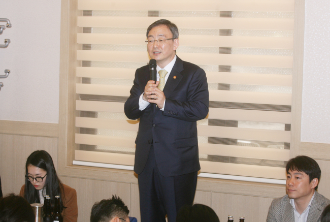 Choi Sung-joon, chairman of state telecommunications regulator Korea Communications Commission, speaks to reporters Tuesday in Gwacheon, Gyeonggi Province. (KCC)