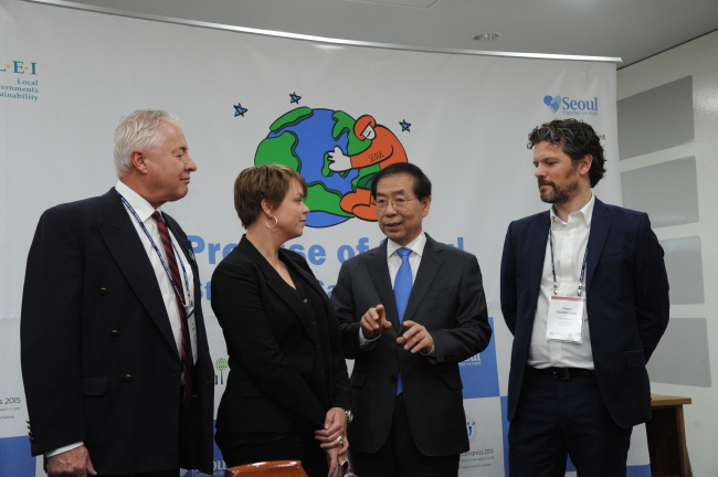 Seoul Mayor Park Won-soon (second from right) talks with Vaxjo Mayor Bo Frank (from left) and Malmo Mayor Katrin Stjernfeldt Jammeh of Sweden and Reykjavik Mayor Dagur Eggertsson of Iceland at Seoul City Hall on Wednesday.(Seoul Metropolitan Government)